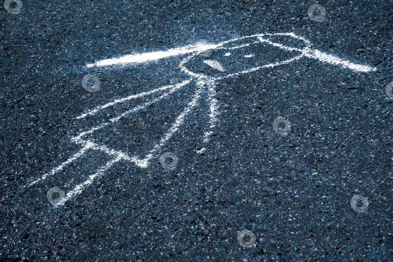 Скачать Грустный ребенок нарисовал мелом на асфальте с помощью copy space (концепция) фотосток Ozero