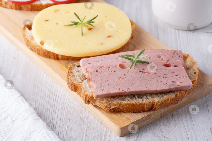 Скачать Бутерброды с сыром и колбасой на завтрак фотосток Ozero