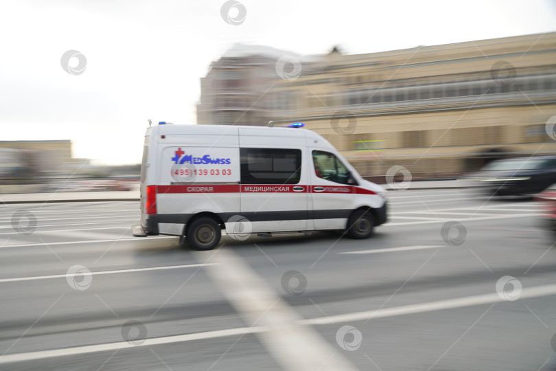 Скачать Карета скорой помощи проезжает по улице Новый Арбат, Москва, Россия, 15 ноября 2023. фотосток Ozero