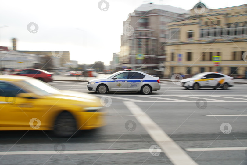 Скачать Экипаж полиции проезжает по улице Новый Арбат, Москва, Россия, 15 ноября 2023. фотосток Ozero