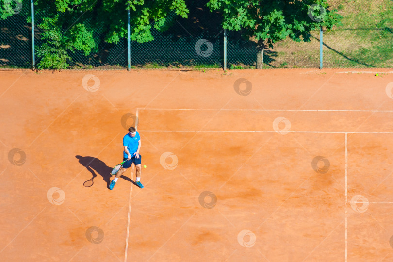 Скачать Москва, Россия, июнь 2018 г.: Вид теннисиста на грунтовом корте в городском парке (редакционная статья) фотосток Ozero
