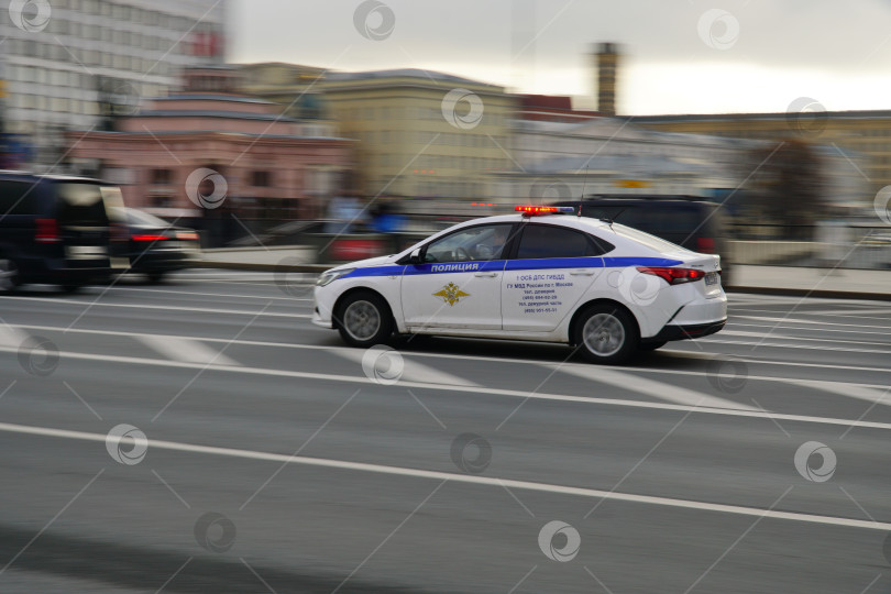 Скачать Экипаж полиции проезжает по улице Новый Арбат, Москва, Россия, 15 ноября 2023. фотосток Ozero