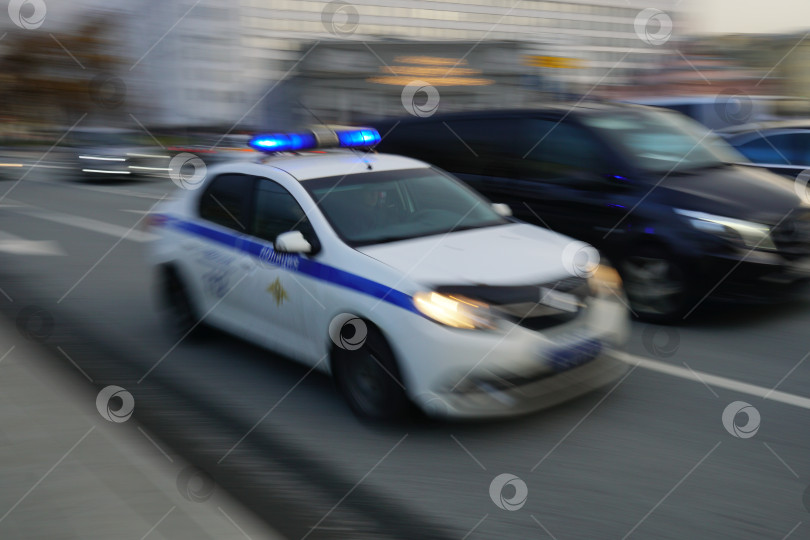 Скачать Экипаж полиции проезжает по улице Новый Арбат, Москва, Россия, 15 ноября 2023. фотосток Ozero