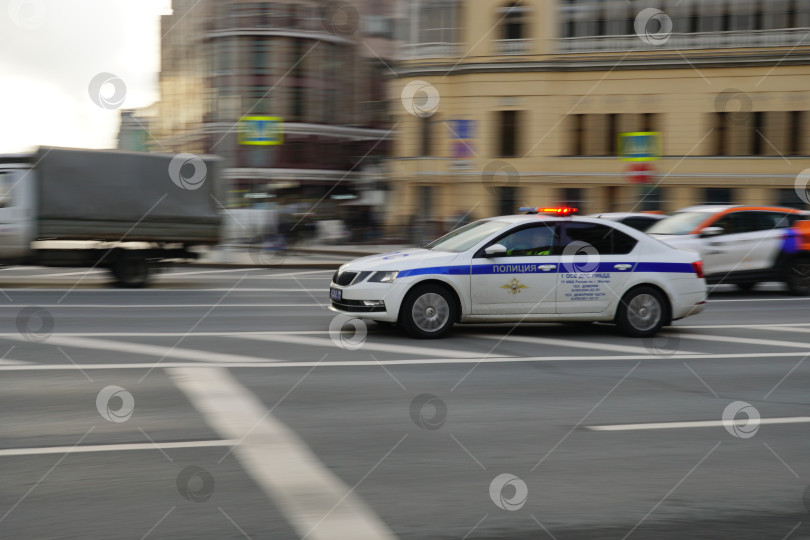 Скачать Экипаж полиции проезжает по улице Новый Арбат, Москва, Россия, 15 ноября 2023. фотосток Ozero