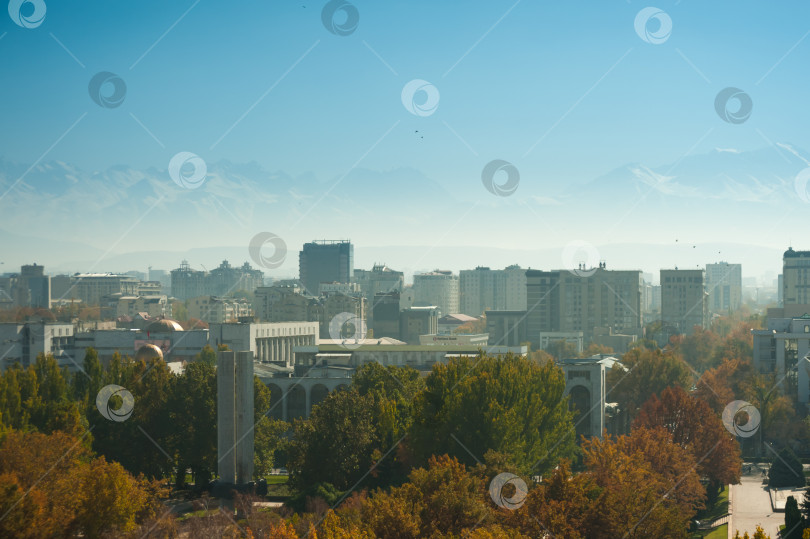 Скачать Город Бишкек в осенний сезон, Кыргызстан фотосток Ozero