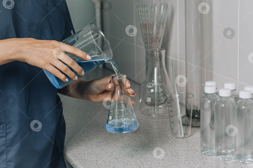 Скачать Женские руки в лаборатории исследуют качество воды фотосток Ozero