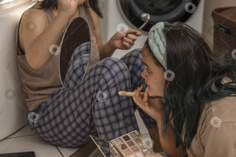 Скачать Молоденькие азиатские красотки начинают свою утреннюю рутину с маскировки прыщей и массажа лица в ванной фотосток Ozero
