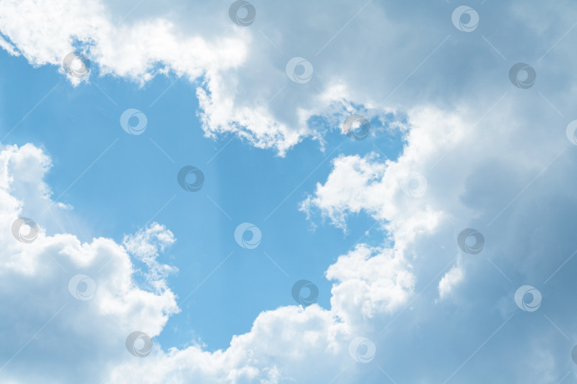 Скачать Вид серых облаков на фоне солнечного света в голубом небе (задний план) фотосток Ozero
