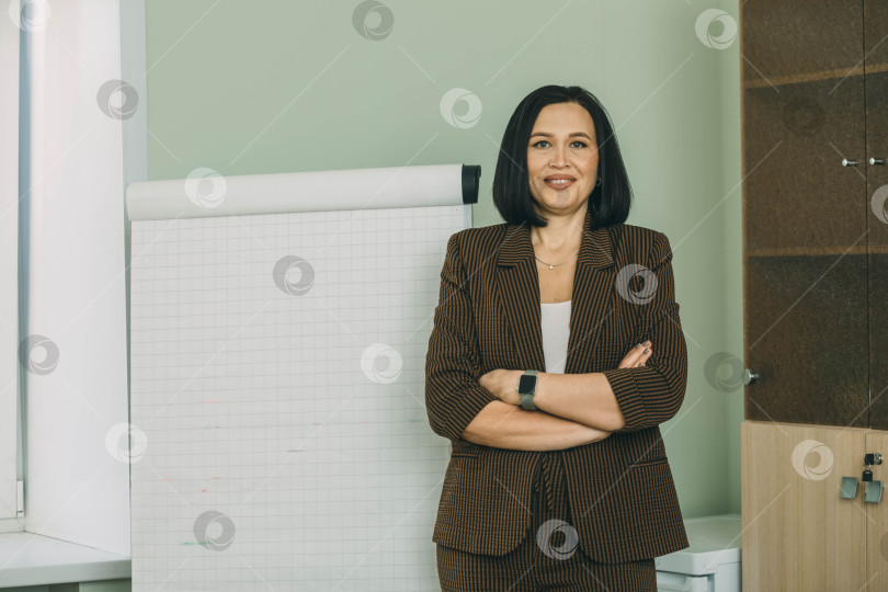 Скачать Счастливая деловая женщина в офисе. Женщина-наставник или коуч перед советом директоров фотосток Ozero