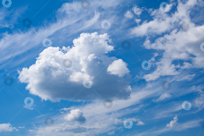 Скачать Вид на кучевое пушистое облако в небе (задний план) фотосток Ozero