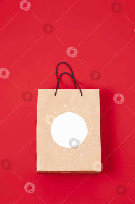 Скачать подарочный крафт-пакет, предложения по заказу и доставке подарков, концепция распродаж в черную пятницу, рождественские покупки. вертикальный фотосток Ozero