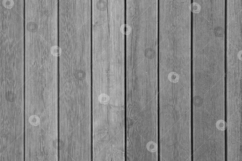 Скачать Вертикальные серые деревянные доски с ребристой поверхностью в качестве текстуры, фона фотосток Ozero