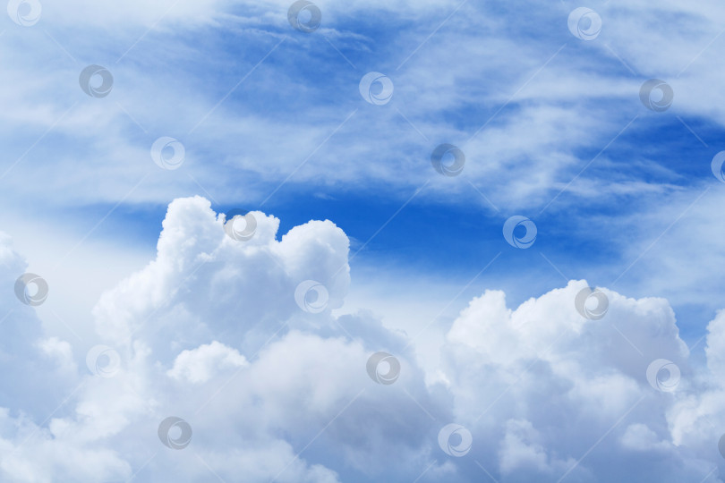 Скачать Крупный план на фоне мягких пушистых облаков в голубом небе (абстракция) фотосток Ozero