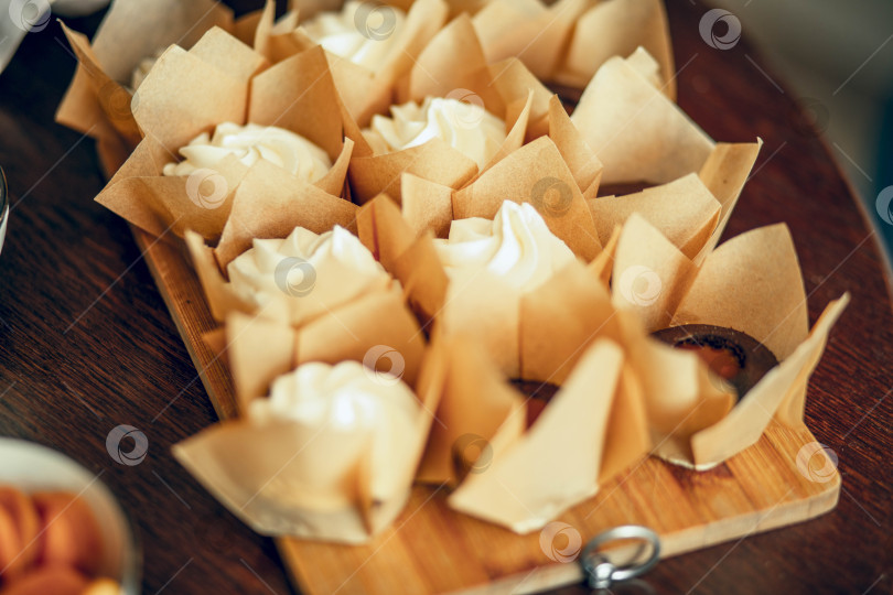 Скачать Свежеиспеченные вкусные шоколадные маффины с начинкой из соленой карамели и сливок крупным планом фотосток Ozero