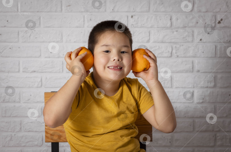 Скачать Цитрусовые приветствуют: Красочный снимок юного любителя витамина С фотосток Ozero