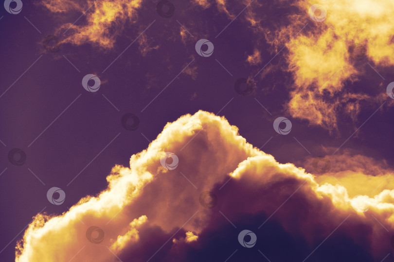 Скачать Впечатляющий вид темных грозовых облаков, освещенных по краю солнечным светом в темно-фиолетовом небе фотосток Ozero