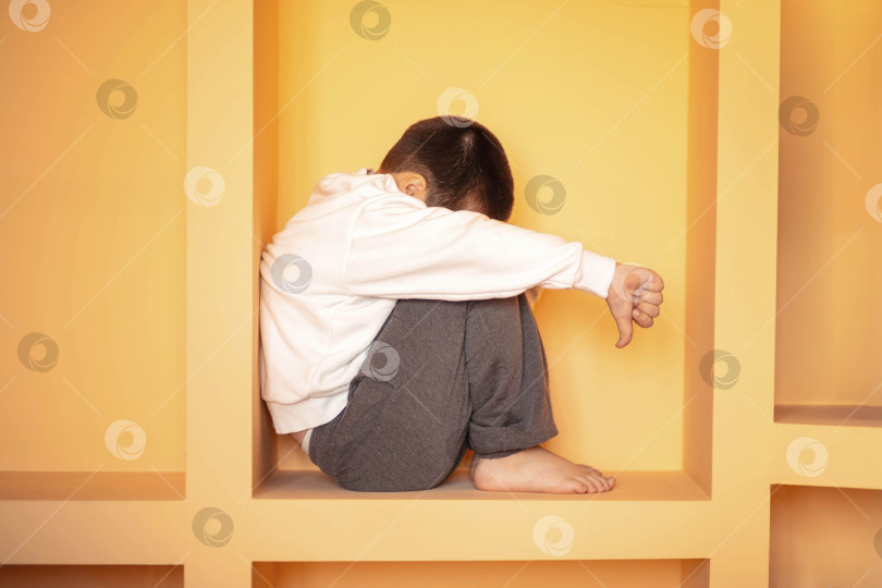 Скачать Убежище: Спрятанный в геометрически спокойном уголке ребенок символизирует нашу неотъемлемую потребность в личном пространстве и тишине фотосток Ozero