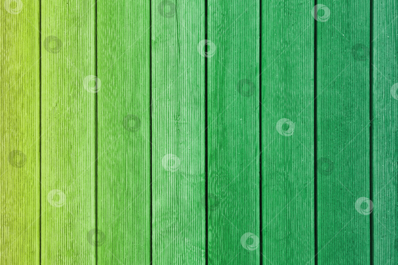 Скачать Вертикальные зеленые деревянные доски с ребристой поверхностью в качестве текстуры, фона фотосток Ozero