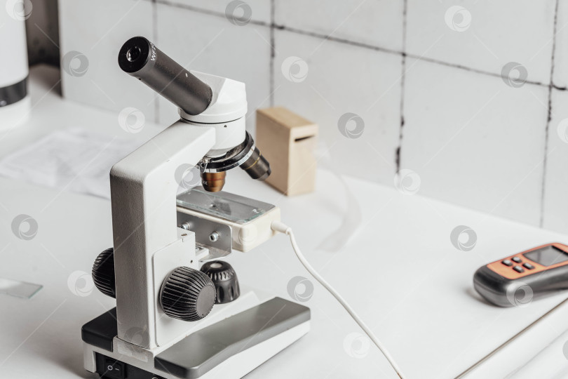 Скачать микроскоп символизирует точность и тщательный анализ, необходимые в таких научных областях, как биология и химия фотосток Ozero