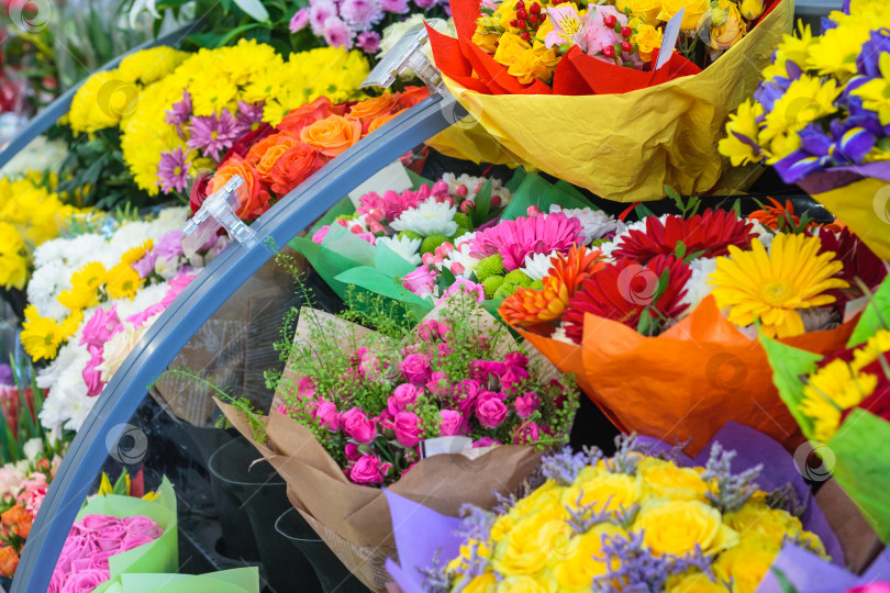 Скачать Вид разноцветных букетов в цветочном магазине. Небольшая глубина резкости фотосток Ozero
