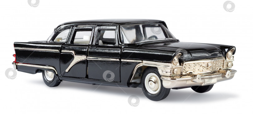 Скачать Черный металлический ретро-игрушечный автомобиль с блестящей полосой по бокам, выделенный на белом фоне с отсекающей дорожкой фотосток Ozero