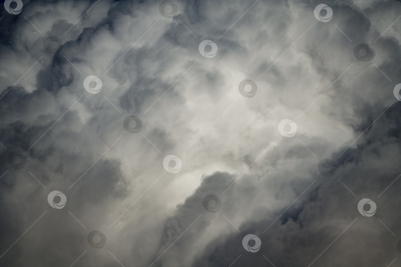 Скачать Темно-серые пушистые облака в качестве фона, текстура фотосток Ozero
