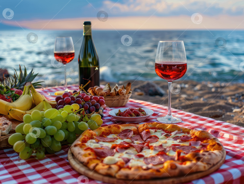 Скачать Пикник на пляже на закате со свежими фруктами, пиццей пепперони и красным вином. Концепция романтического летнего ужина, дегустации блюд и вин с видом на море. Поколение искусственного интеллекта фотосток Ozero