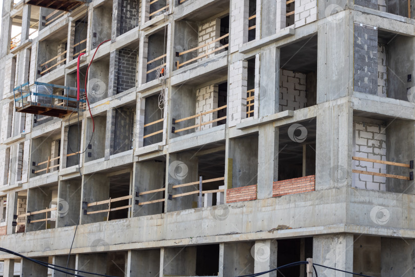 Скачать строящееся здание с большим количеством окон и балконов фотосток Ozero
