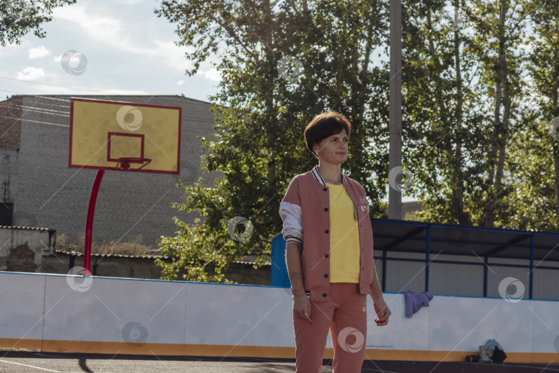 Скачать Грация и выдержка: Присутствие женщины доминирует на баскетбольной площадке фотосток Ozero
