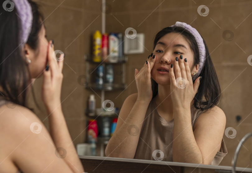 Скачать Утреннее освежение: Бодрящий уход за лицом для азиатских девушек фотосток Ozero