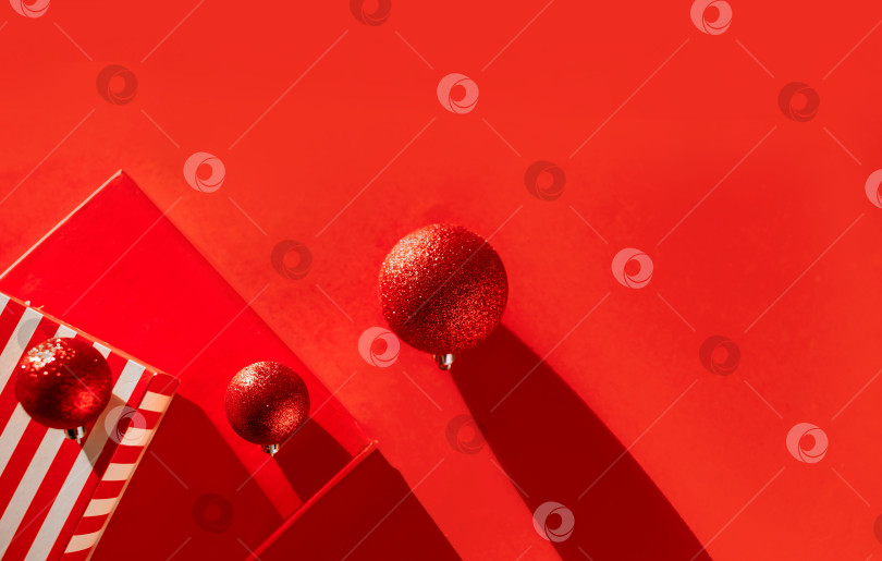 Скачать Красное сияние: Подарки и украшения в самый разгар праздников фотосток Ozero
