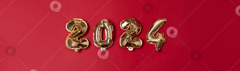 Скачать Позолоченные начинания: В преддверии 2024 года цифры из золотой фольги на красном фоне фотосток Ozero