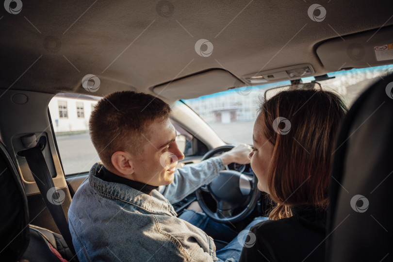 Скачать Молодая модная пара обсуждает свой маршрут в машине. любовь в путешествии фотосток Ozero