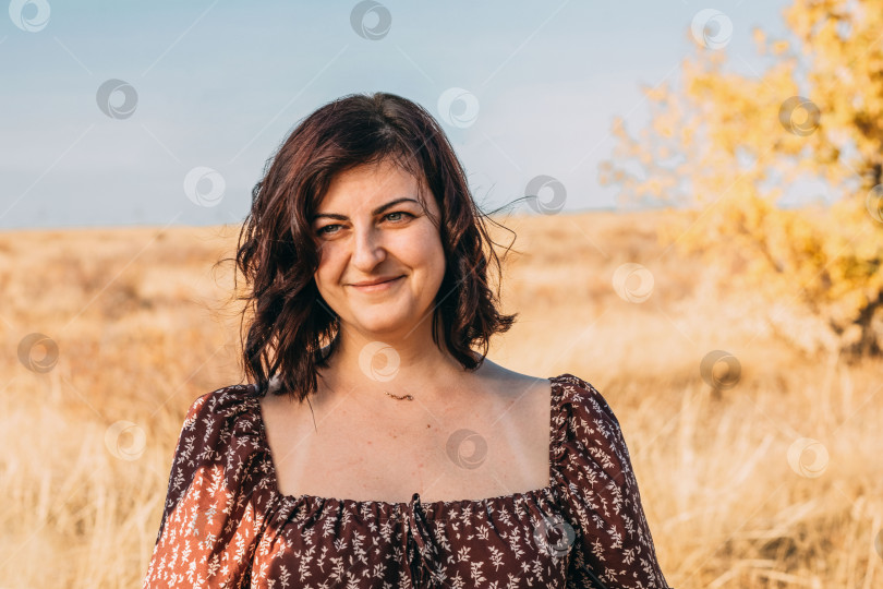 Скачать Портрет красивой 30-летней женщины, улыбающейся в парке фотосток Ozero