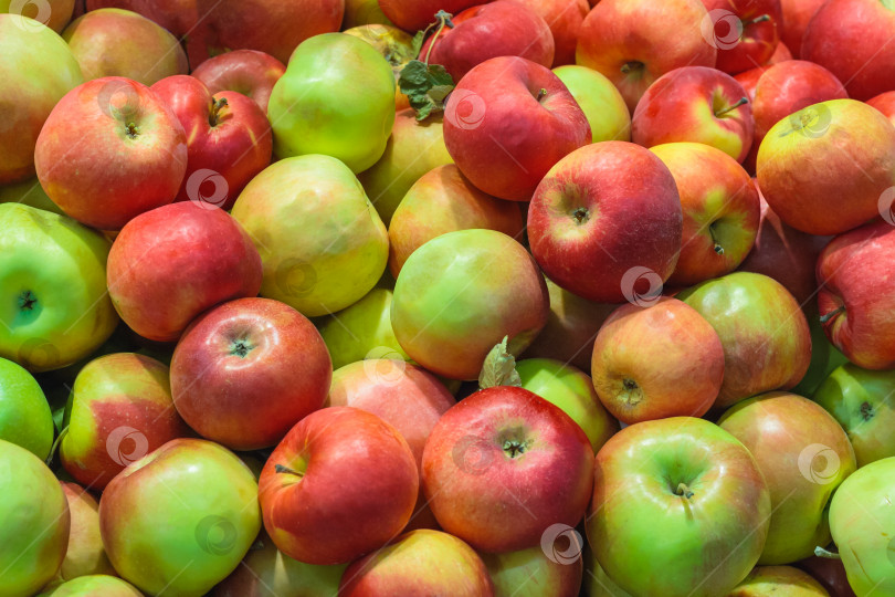 Скачать Груда красно-зеленых яблок в качестве фона, текстуры фотосток Ozero