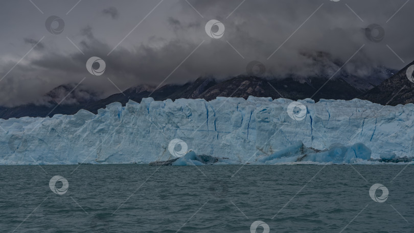 Скачать Удивительный ледник Перито-Морено. Стена из потрескавшегося льда фотосток Ozero