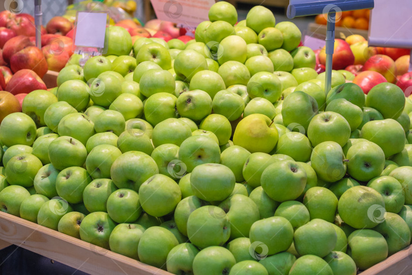 Скачать Груда яблок на прилавке в супермаркете фотосток Ozero