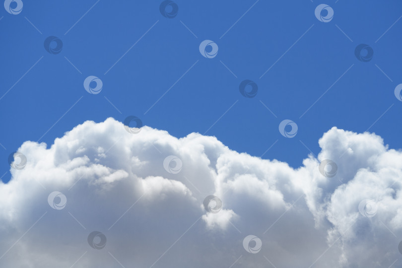 Скачать Крупный план пушистых облаков в темно-синем небе с пробелом для копирования (фон) фотосток Ozero