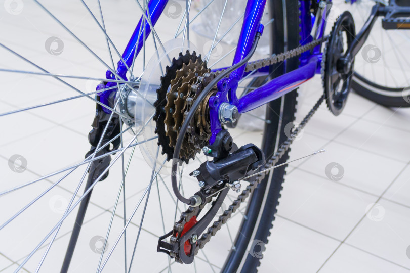 Скачать Крупный план велосипедного зубчатого механизма с цепью на заднем колесе (небольшая глубина резкости) фотосток Ozero