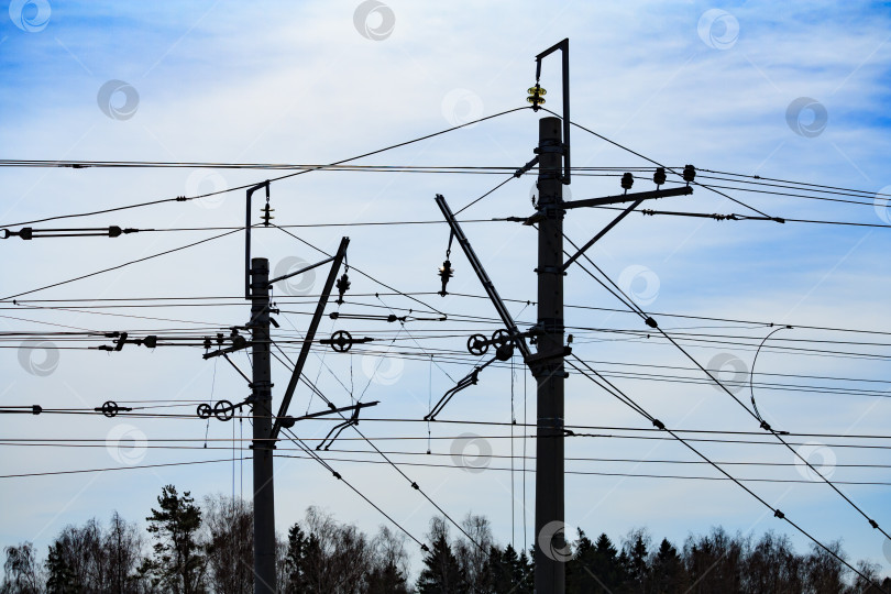 Скачать Вид фрагмента опоры железнодорожной линии электропередачи на фоне облачного неба фотосток Ozero