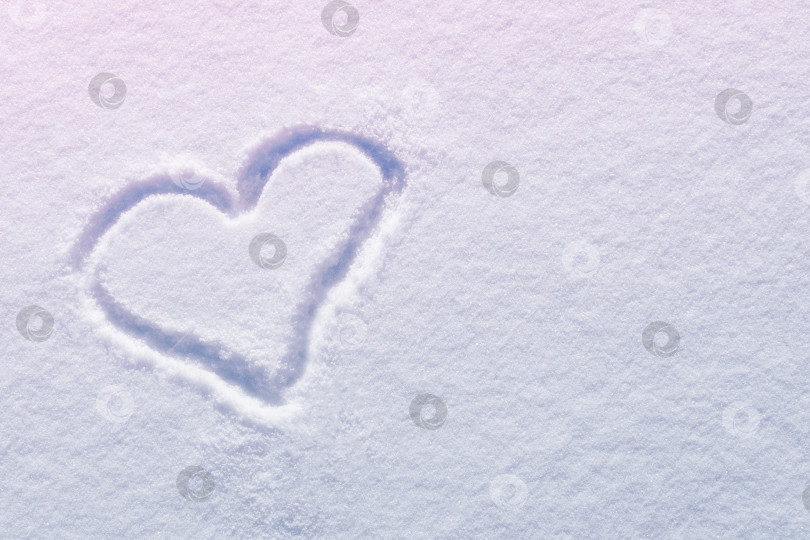 Скачать Нарисованная форма сердца на снегу с пробелом для копирования (тонированная) фотосток Ozero