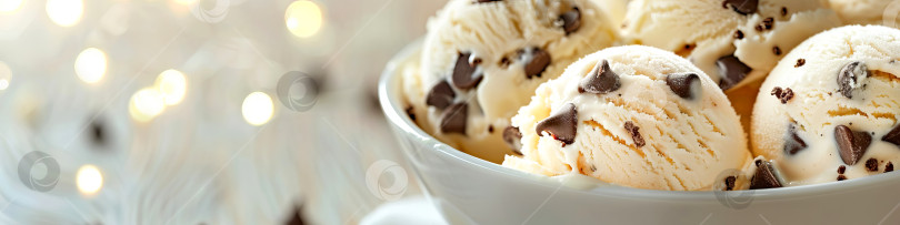 Скачать Мороженое с кусочками шоколадного печенья в вазочке для мороженого. Баннер, место для текста. Создан искусственный интеллект. фотосток Ozero