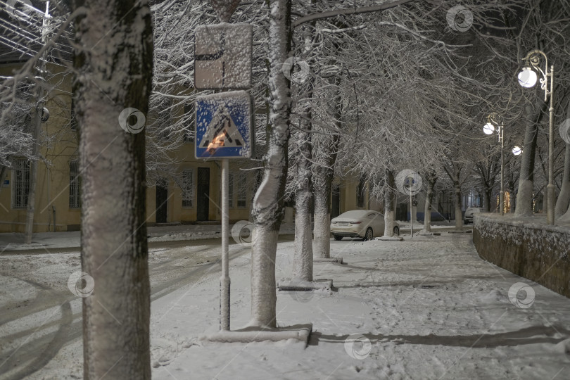 Скачать городской пейзаж зимней ночью с большим количеством снега фотосток Ozero