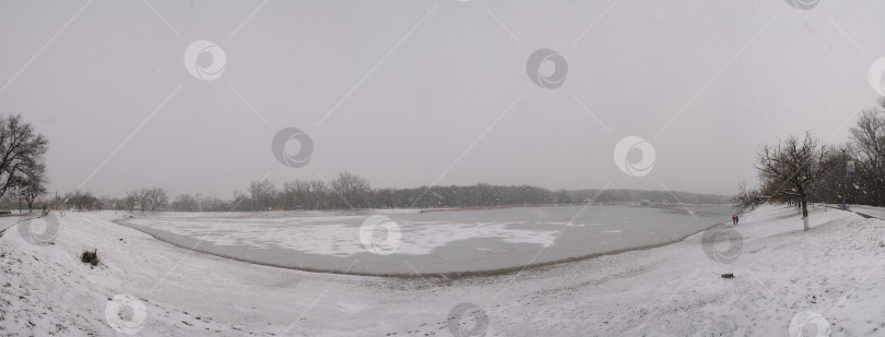 Скачать панорамный вид на зимнее озеро во время снегопада фотосток Ozero