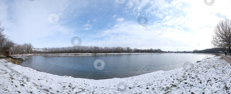 Скачать панорамный вид на озеро в начале зимы фотосток Ozero