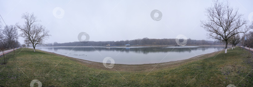 Скачать панорамный вид на озеро в начале зимы фотосток Ozero