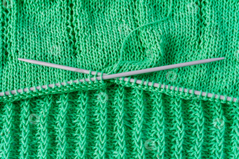 Скачать Зеленая хлопчатобумажная пряжа спицами (предыстория, концепция) фотосток Ozero
