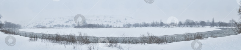 Скачать красивый зимний загородный панорамный пейзаж с рекой фотосток Ozero