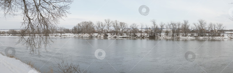 Скачать красивый зимний загородный панорамный пейзаж с рекой фотосток Ozero