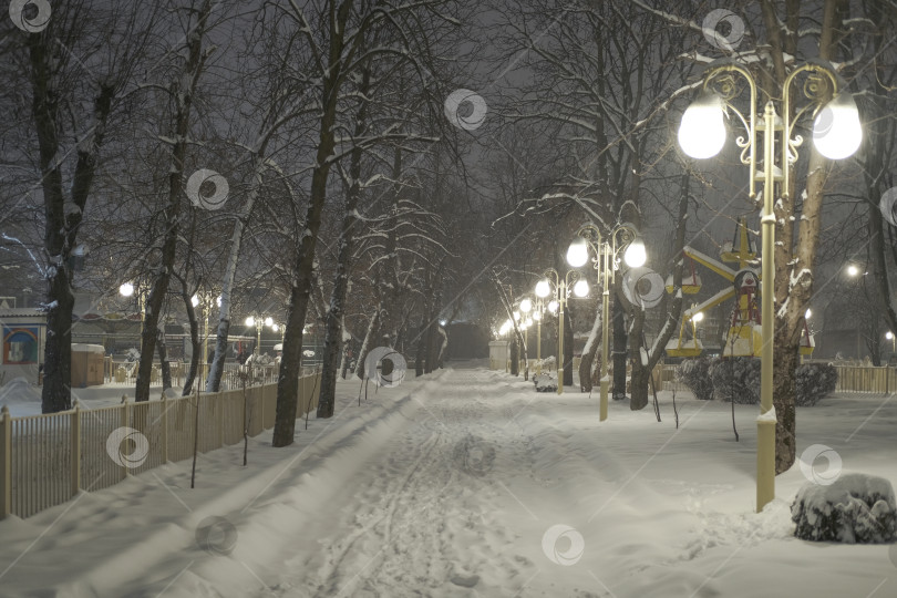 Скачать красивый городской парк во время сильного снегопада фотосток Ozero